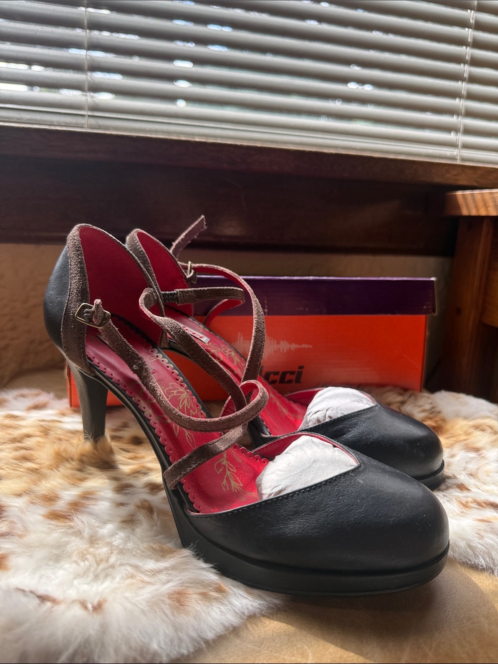 Colcci Round Toe Black and Brown Heels